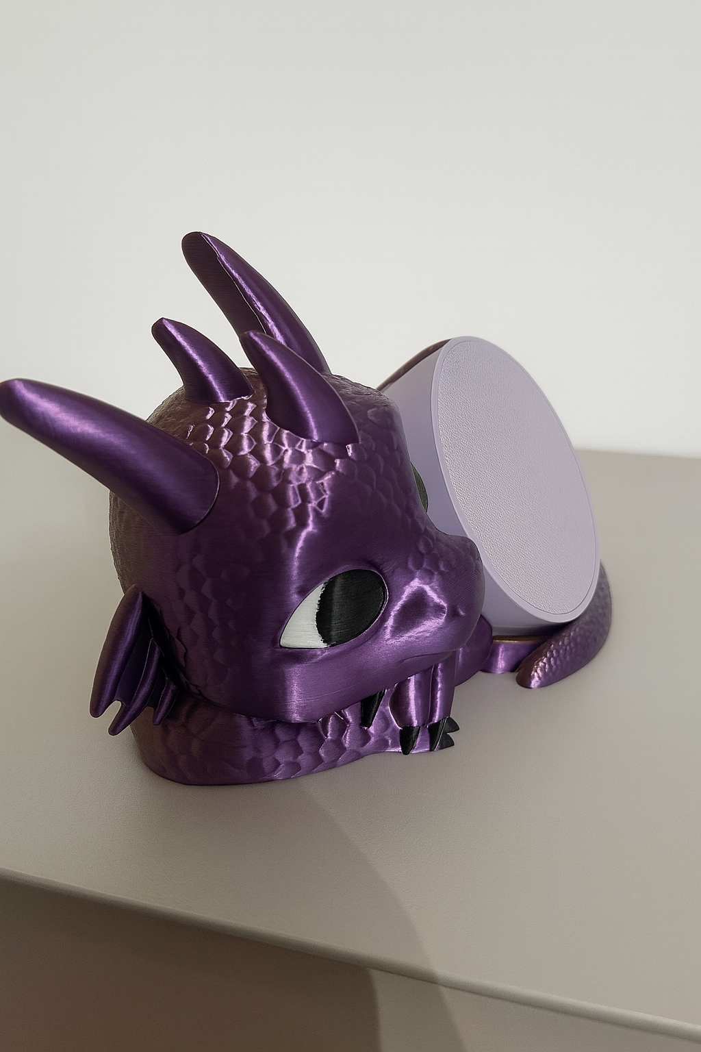 Babydrache – schimmernder Halter für Smartspeaker & Toniebox