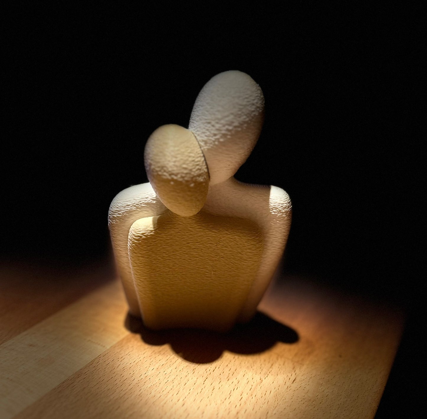 Liebespaar-Statue – Ausdruck von Liebe und Geborgenheit