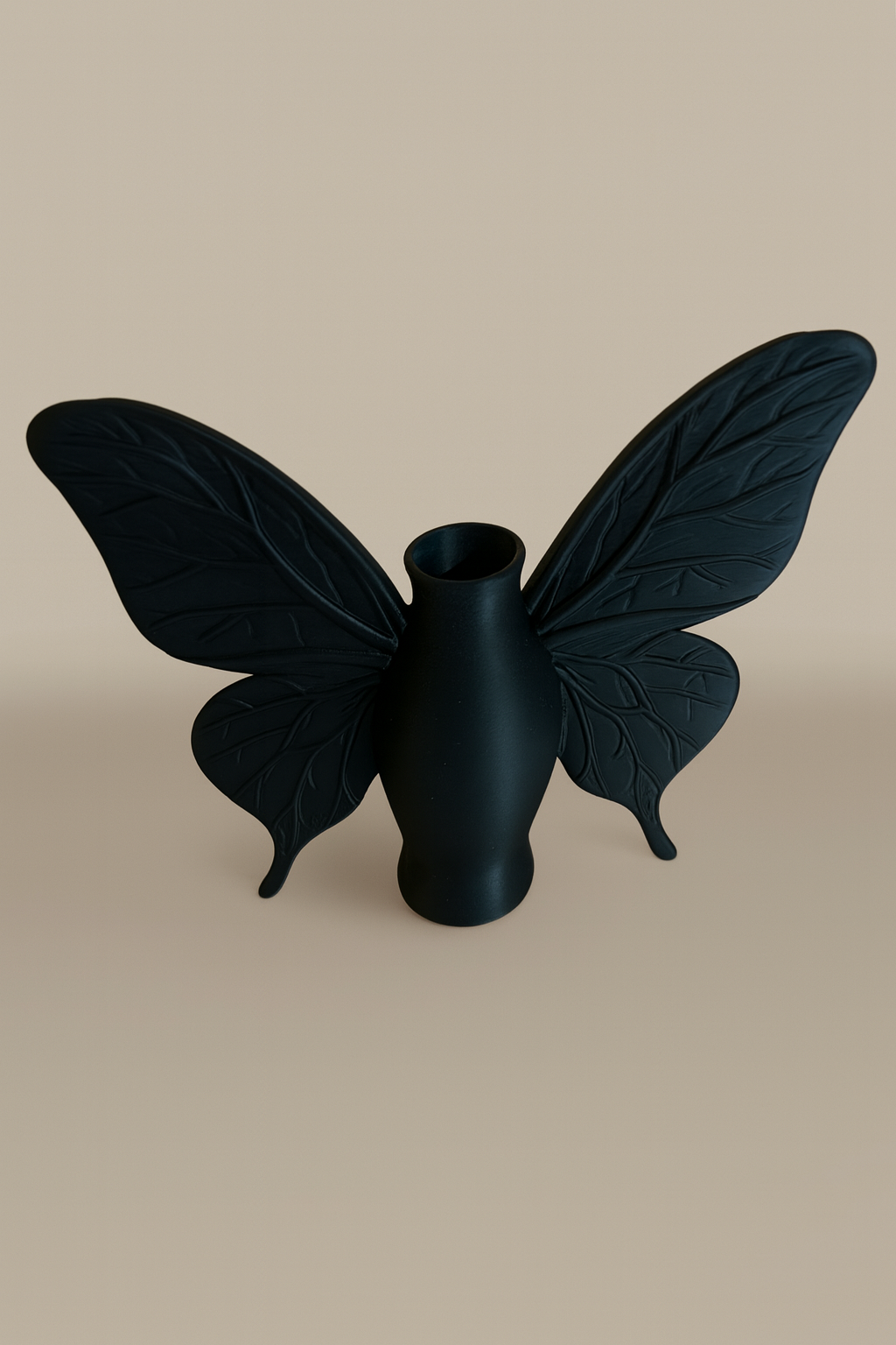Black Butterfly Vase – mattschwarze Flügel-Vase 🦋