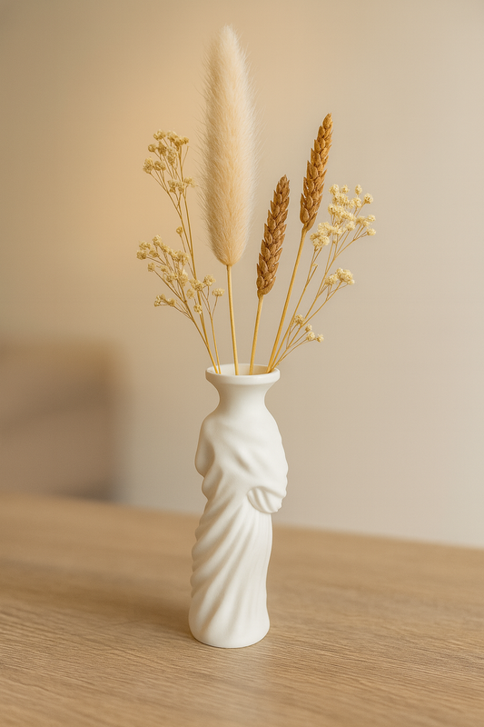 „Schmale, weiße Vase in Form eines drapierten Torsos mit Trockenblumen; Höhe 15 cm, Öffnung 30 mm.“