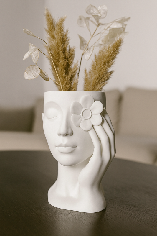 „Gentle Touch Vase: weiße 3D-gedruckte Gesichts-Vase mit Blume am Auge, 17 cm hoch, Öffnung 95×80 mm, mit Trockenblumen.“